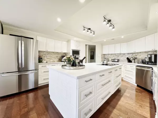 Toronto W06, ON M8V 2Z6,2045 Lakeshore BLVD #3503