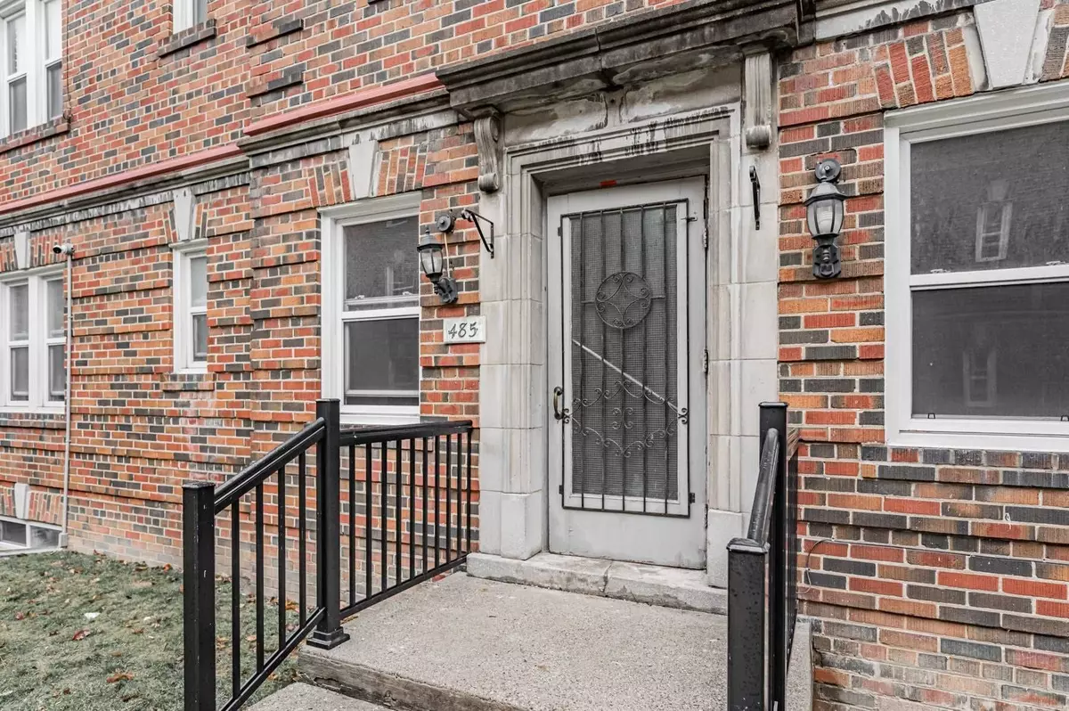 Toronto C10, ON M4R 1V5,485 Duplex AVE #64