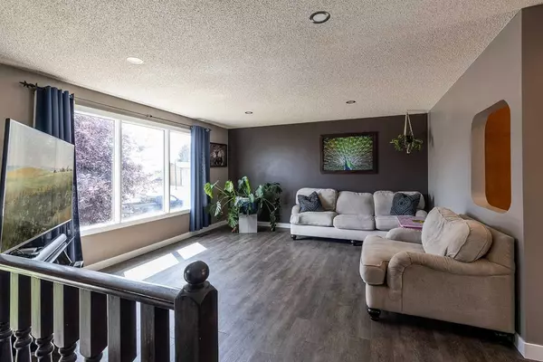 Medicine Hat, AB T1B 2Y5,41 East Glen CRES SE