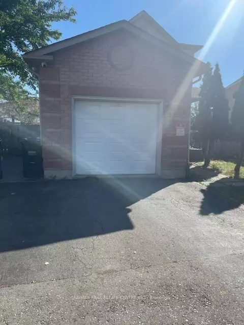 Brampton, ON L6Y 4V6,28 Saddlecreek CT