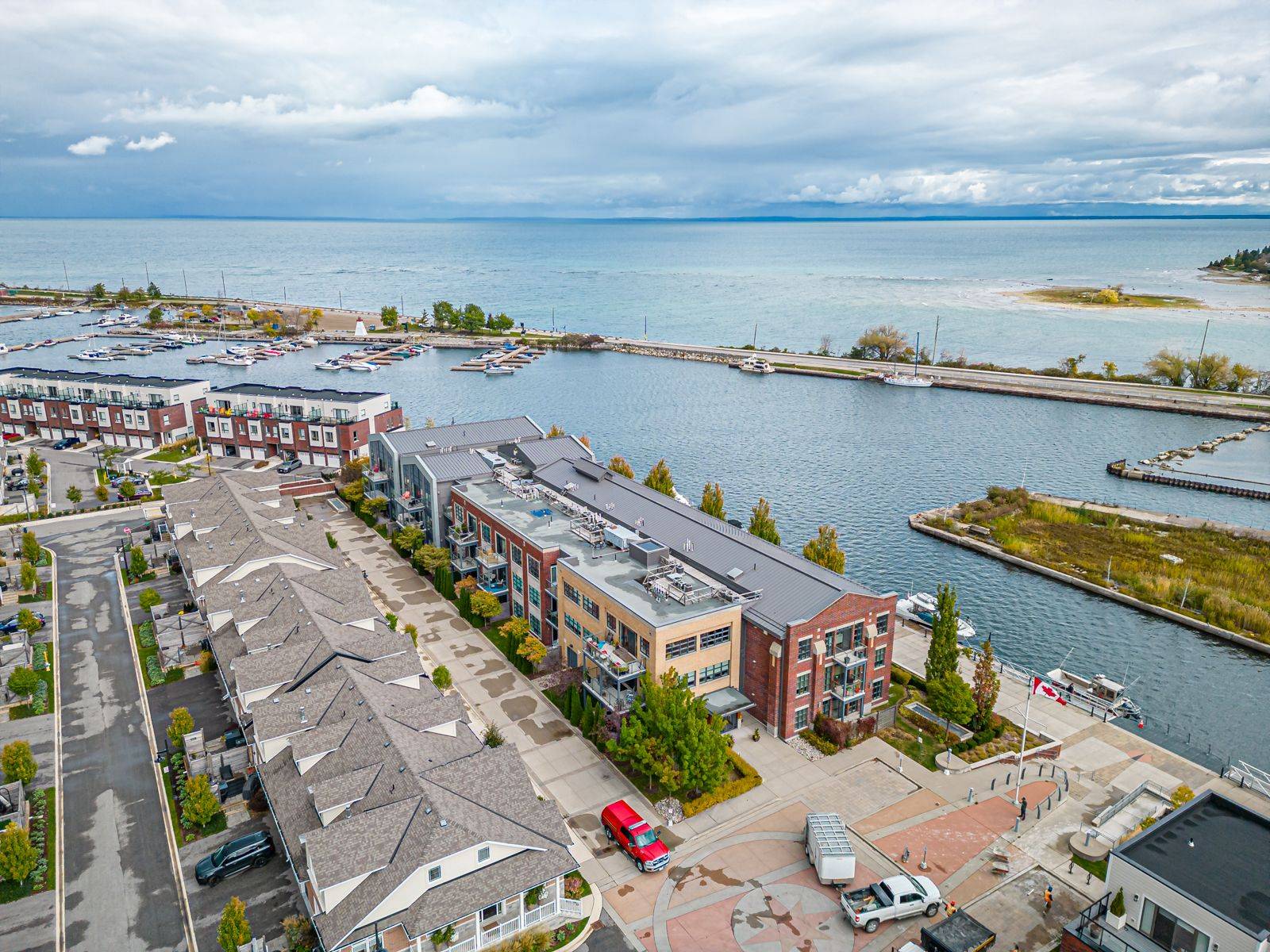Collingwood, ON L9Y 0W2,1 Shipyard LN #202