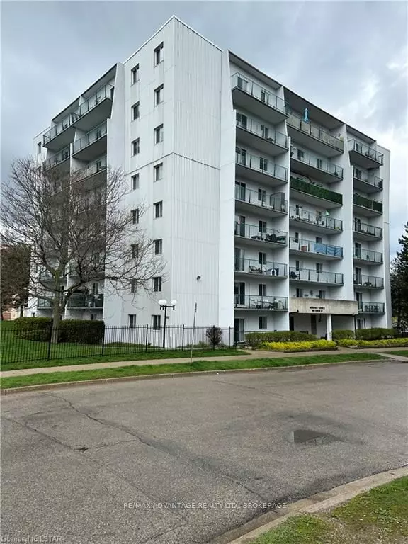 London, ON N5Y 5E4,986 HURON ST #702