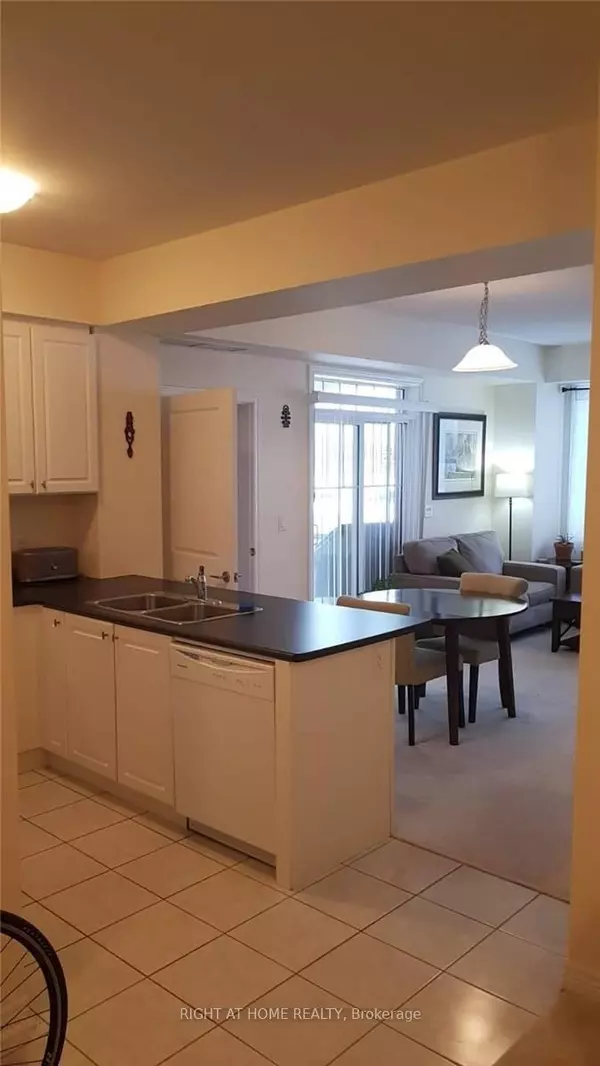 Oakville, ON L6H 0K4,272 Georgian DR #101