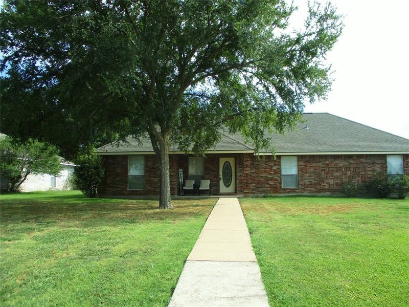 1020 W Russell Avenue, Bonham, TX 75418