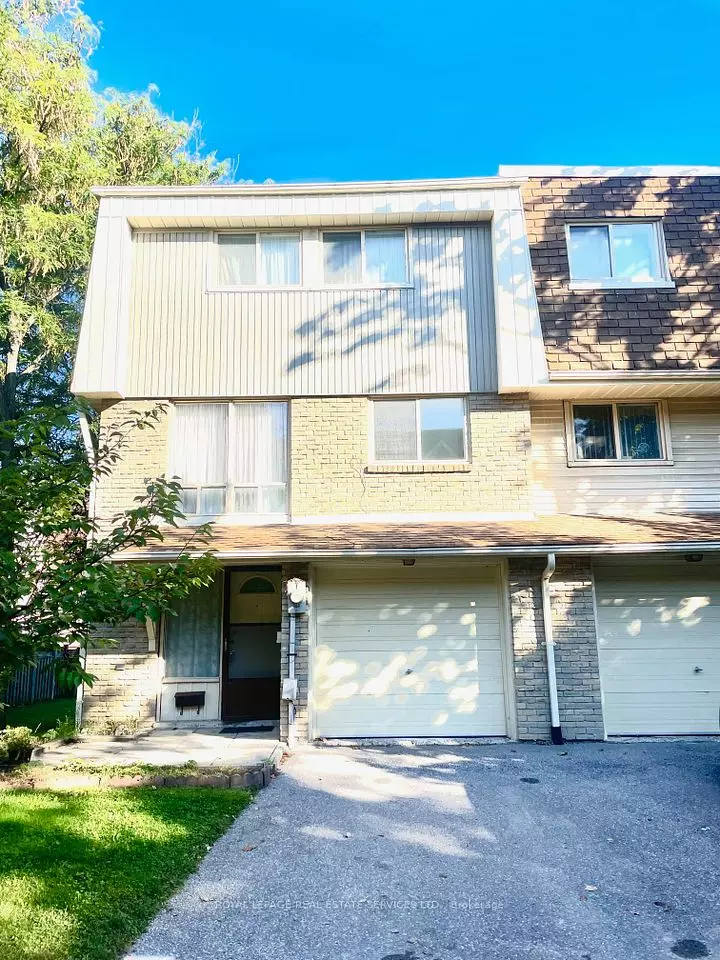 Aurora, ON L4G 3M4,45 Poplar CRES #7