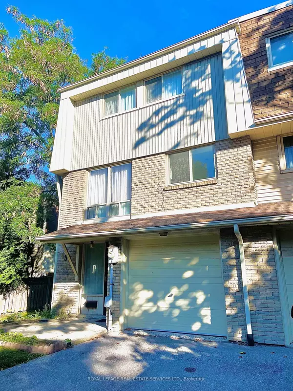 Aurora, ON L4G 3M4,45 Poplar CRES #7