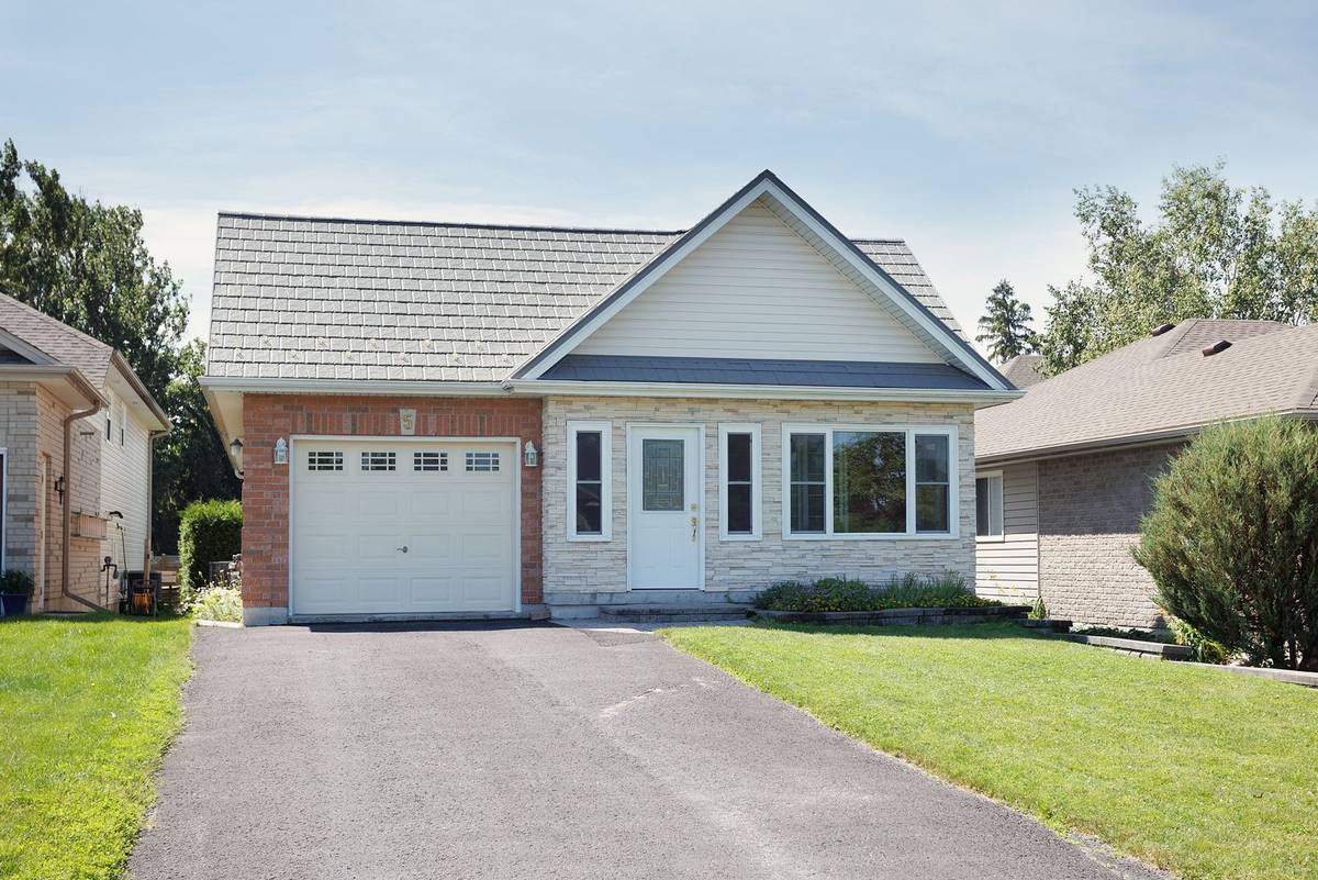 Kawartha Lakes, ON K9V 4H1,5 Susan CT