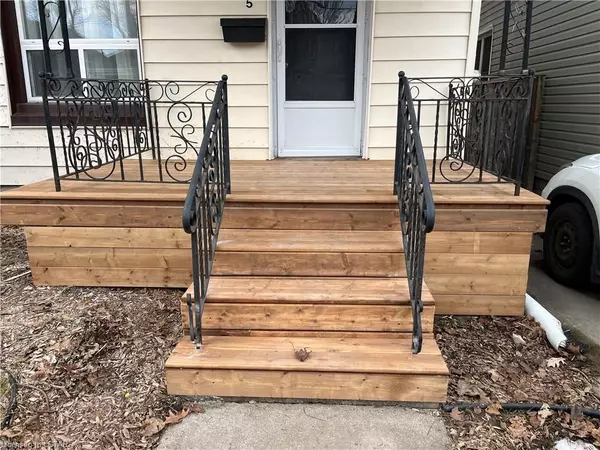 London, ON N6J 2T5,5 MACKAY AVE