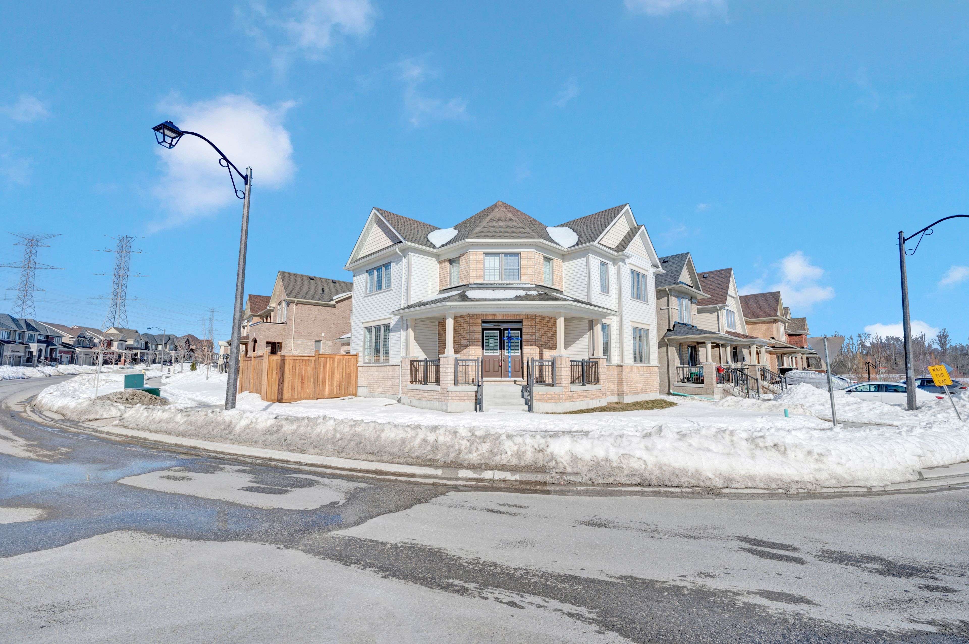 Oshawa, ON L1L 0M2,2577 Bandsman CRES