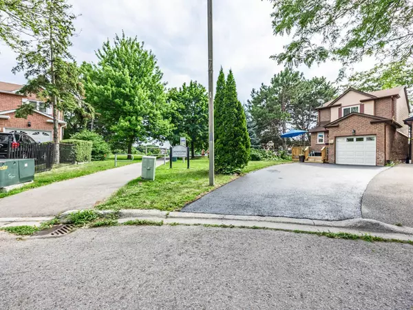 Whitby, ON L1N 7G3,64 Greenfield CRES