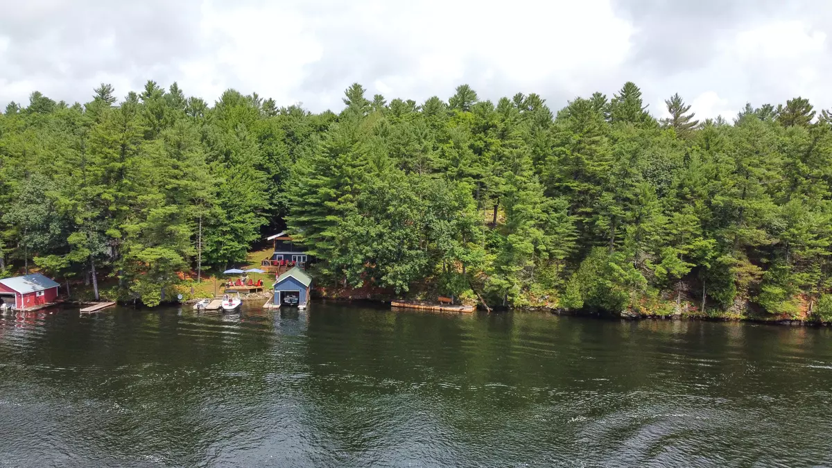 Muskoka Lakes, ON P0E 1N0,12 Severn River RD