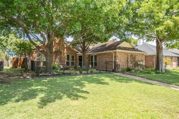 1927 Lavaca Trail, Carrollton, TX 75010