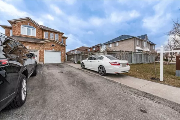 Mississauga, ON L5V 2N5,1068 Foxglove PL W