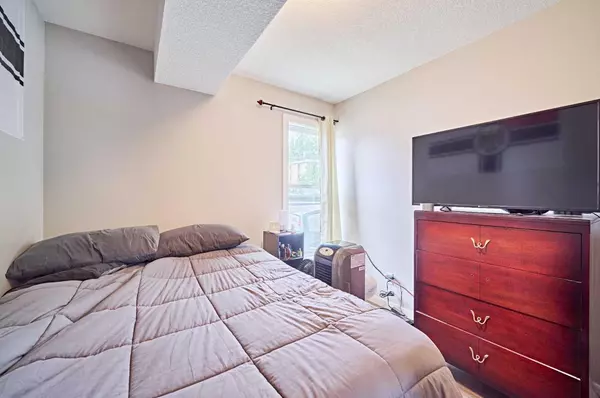 Calgary, AB T2T3C3,1820 9 ST SW #303