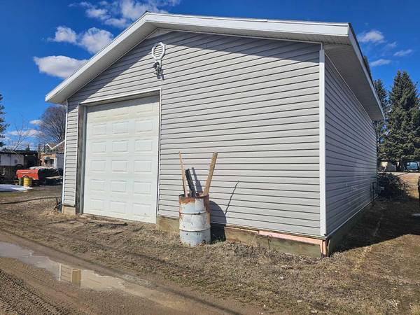 5019 52 AVE, Eckville, AB T0M 0X0