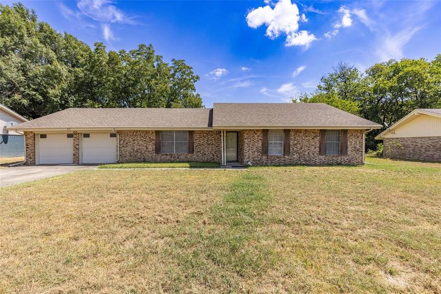 105 Briarwood Street, Commerce, TX 75428