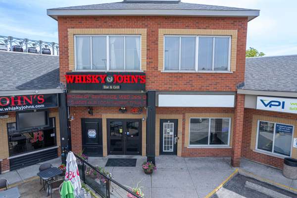 Oshawa, ON K9J 2K4,843 King ST W #8A