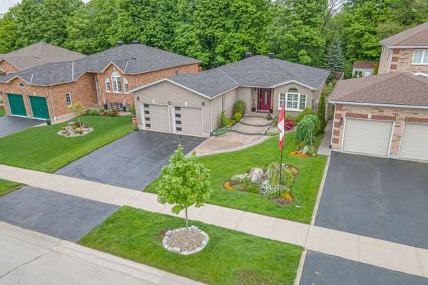 104 Crompton DR, Barrie, ON L4M 6P1