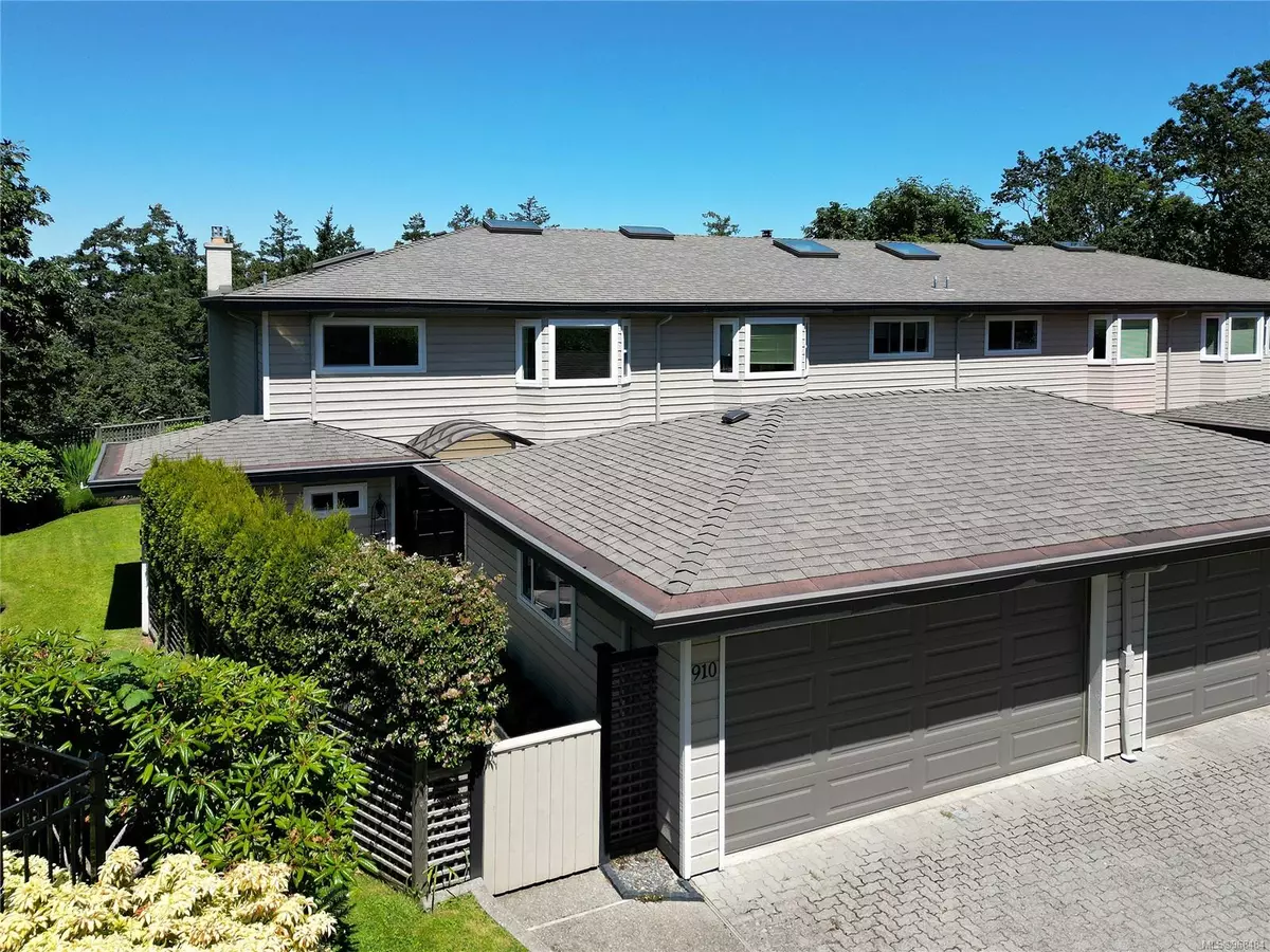 Saanich, BC V8N 5X5,2829 Arbutus Rd #910