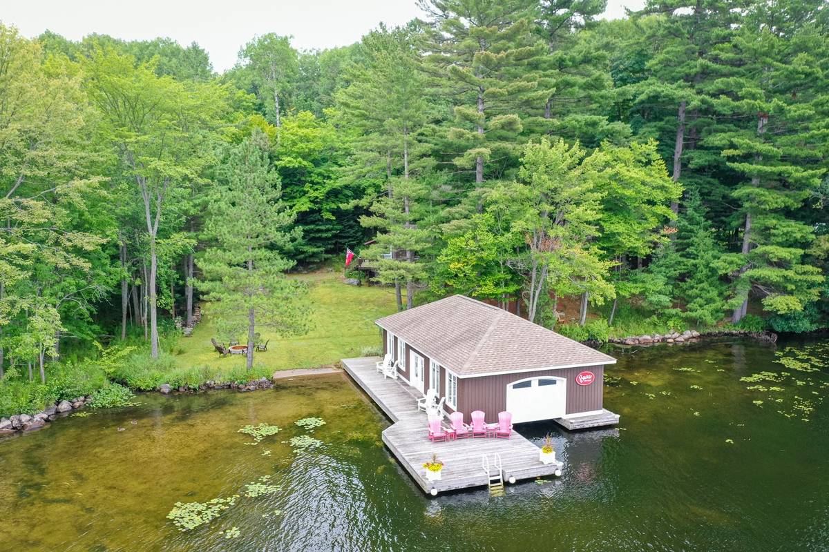 Muskoka Lakes, ON P0B 1J0,1007 Omineca Road 6 RD