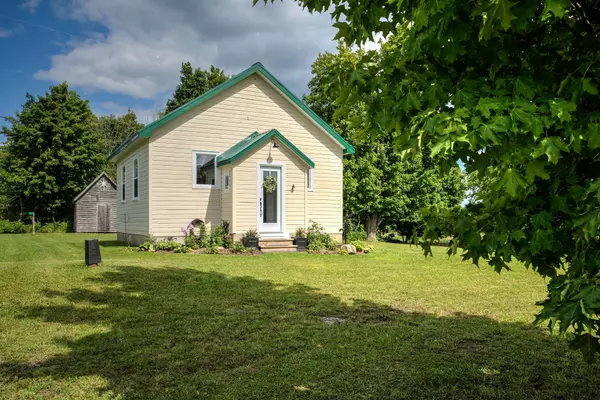 9 McAndrews RD E, Westport, ON K0G 1X0