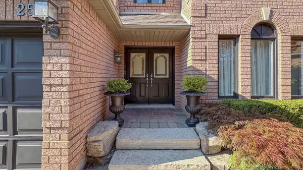 Brampton, ON L6R 1T8,25 Cluster Oak PL