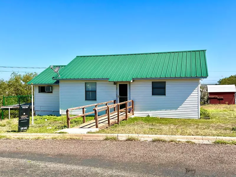 102 Fairview Rd, Ozona, TX 76943