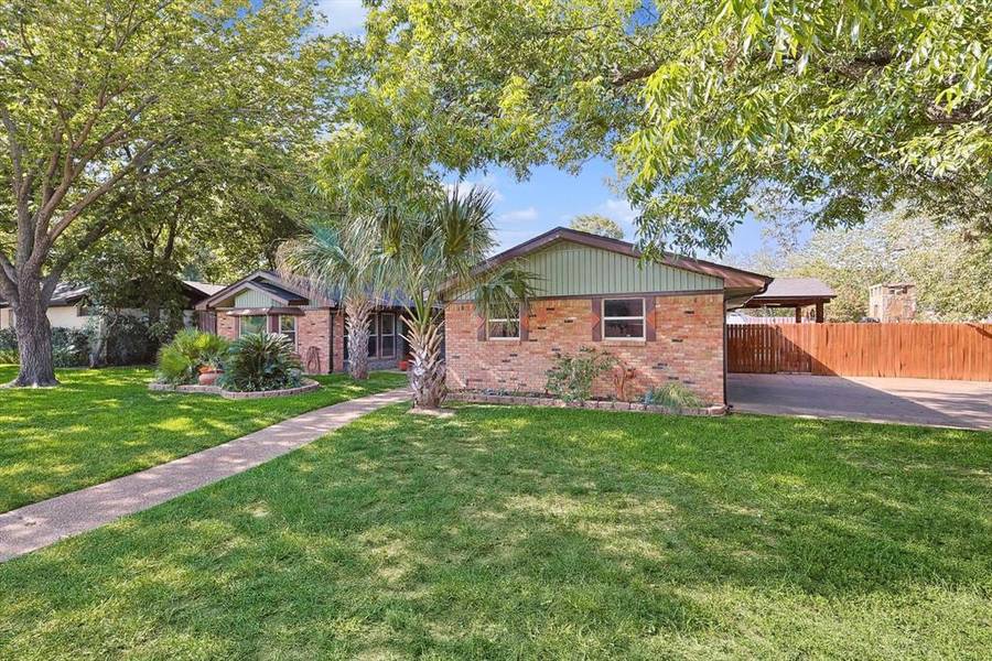 200 Plainview Drive, Hurst, TX 76054