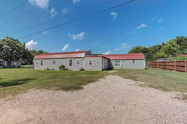 325 Teakwood Avenue, Streetman, TX 75859