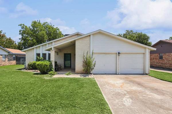 3208 Sapphire Street, Bedford, TX 76021