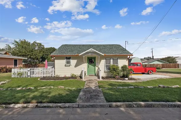 215 S Lambert Street, Granbury, TX 76048