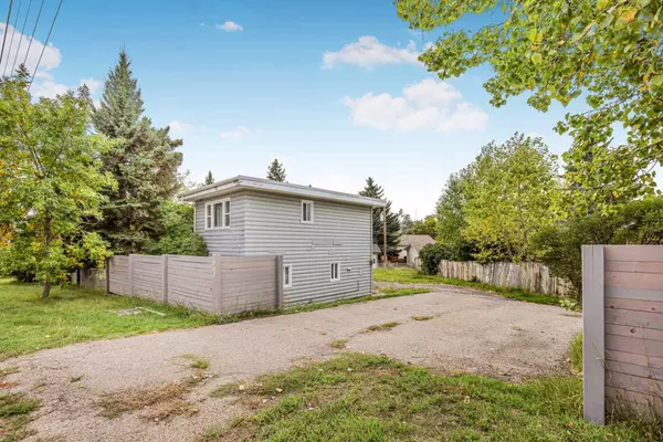 Calgary, AB T3B1H4,2003 Home RD NW