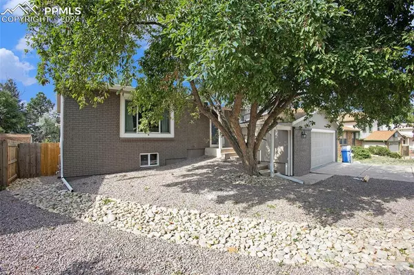 Colorado Springs, CO 80918,2585 Roundtop DR