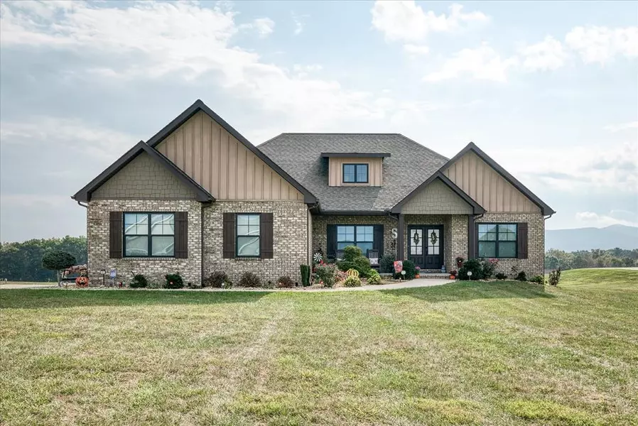 877 Shadow Mountain Dr, Crossville, TN 38572