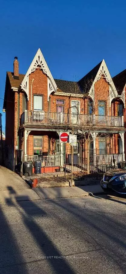 33 Clinton ST, Toronto C01, ON M6J 2N9