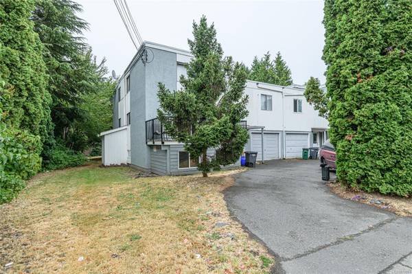 1681 McKenzie Ave #D,  Saanich,  BC V8N 1A6