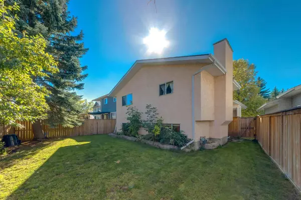 Calgary, AB T2X 3E1,109 Sundown Close SE