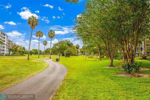 Pompano Beach, FL 33069,800 Cypress Grove Dr  #303