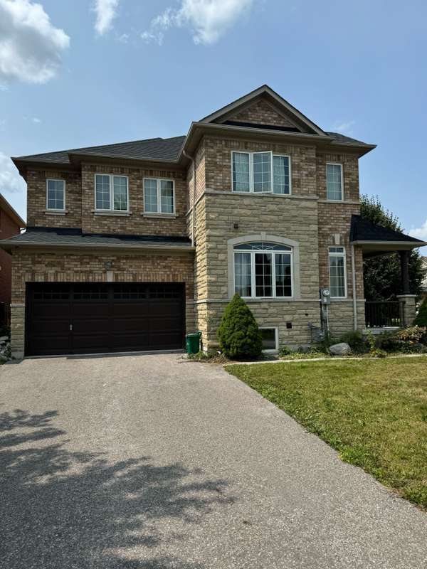 19 Lewis Honey DR #Main, Aurora, ON L4G 0H7