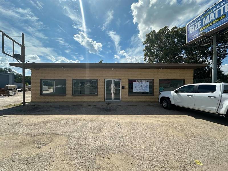 1123 N Main Street, Cleburne, TX 76033