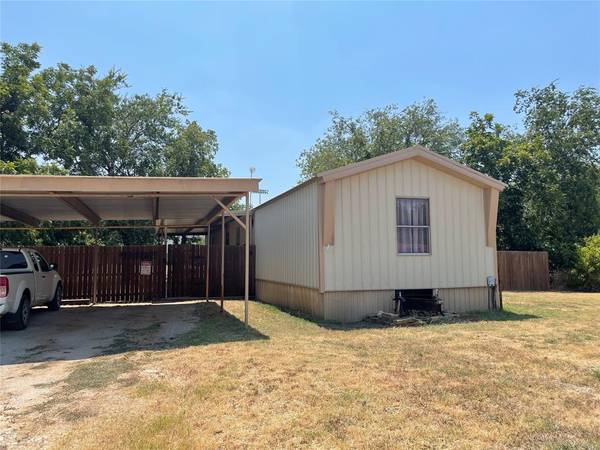 823 W Thompson Street, Jacksboro, TX 76458