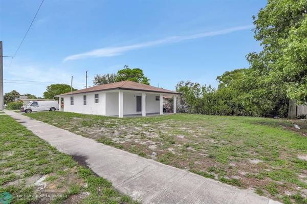 207 SW 5 street, Deerfield Beach, FL 33441