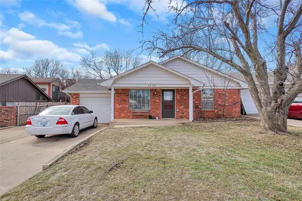 1236 Trenton Road, Clinton, OK 73601