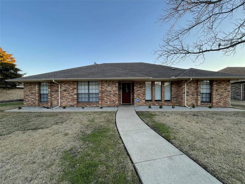 350 Cardinal Creek Drive, Duncanville, TX 75137