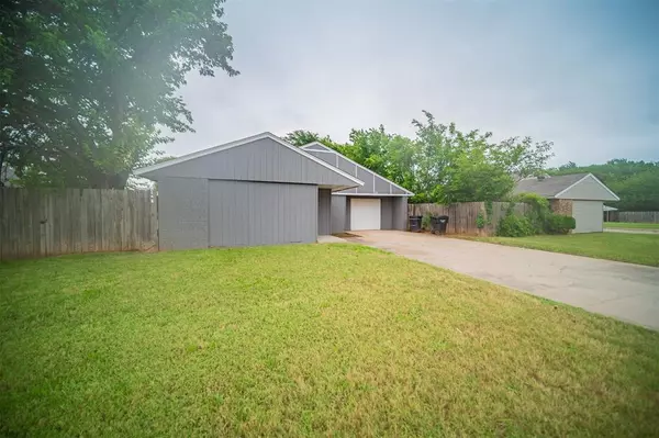 Moore, OK 73160,921 SE 14th Street