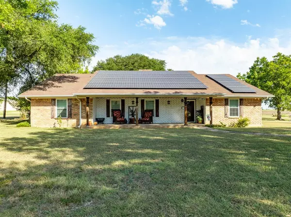 410 E Walnut Street, Abbott, TX 76621