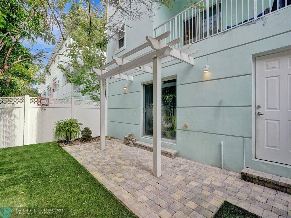 Pompano Beach, FL 33060,437 NE 1st St