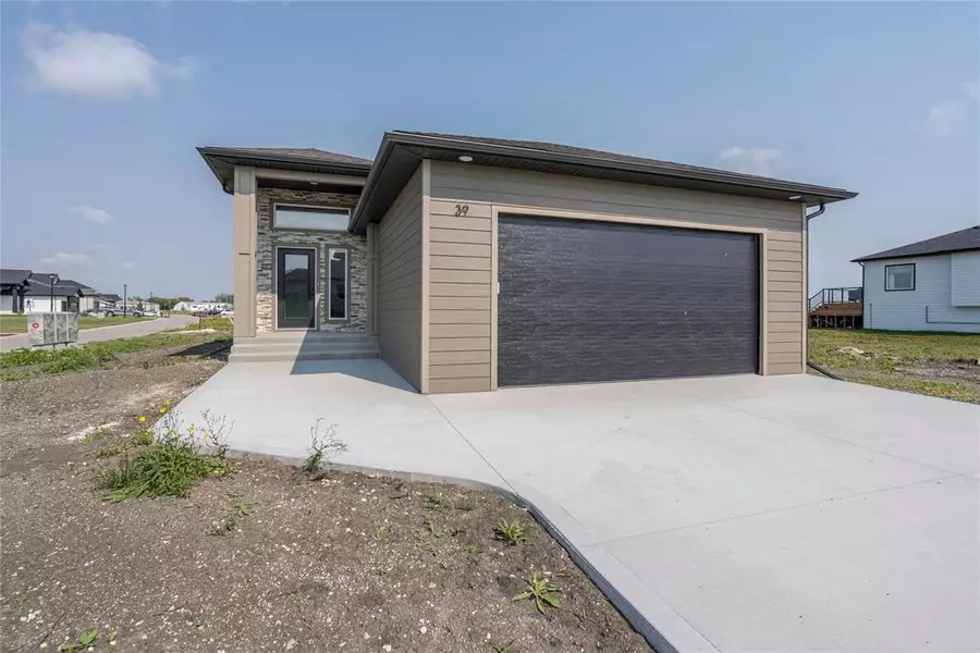 25 Gleneagles ST, Niverville, MB R0A 0A1