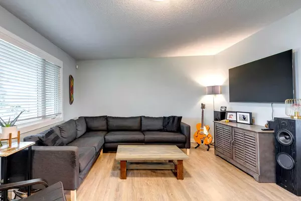 Calgary, AB T2J1A2,628 Aurora PL SE