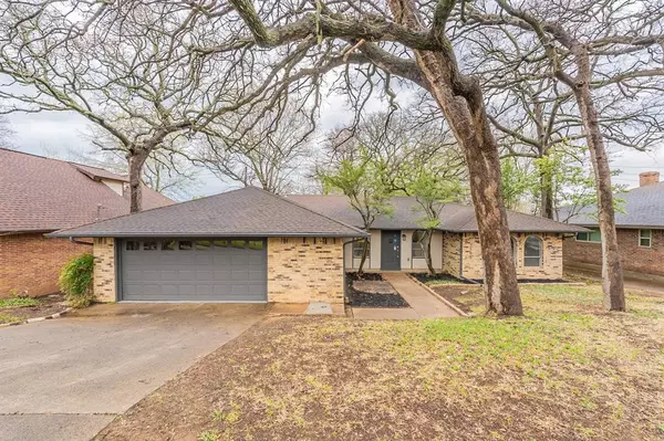 2105 Castle Oaks Drive, Arlington, TX 76012